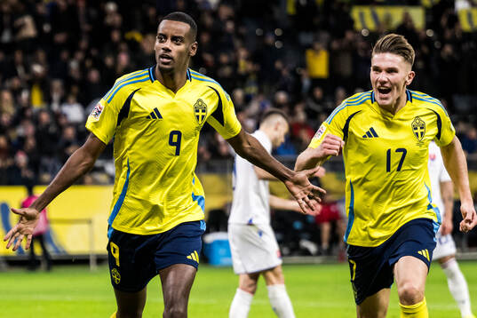 Alexander Isak and Viktor Gyökeres of Sweden celebrate 2-1