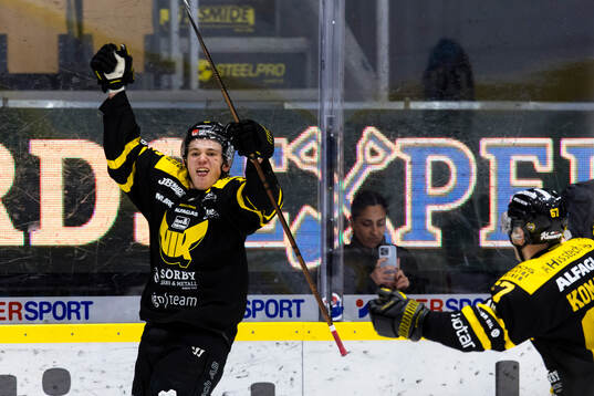 Västerås Noel Fransén (m) avgör med 3-2 i förlängning