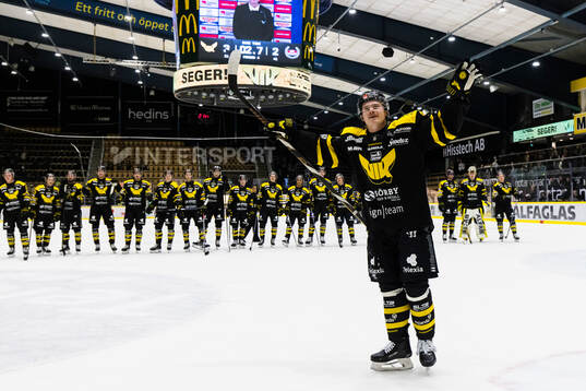 Västerås Malte Sjögren firar mot klacken