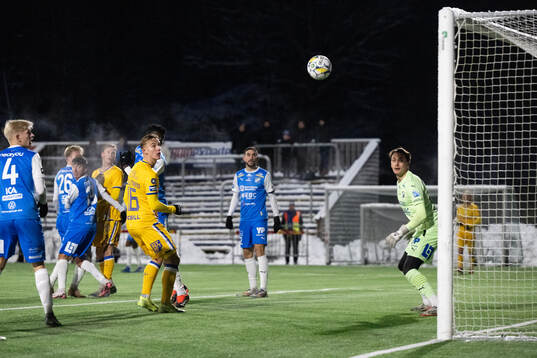 IFK Göteborgs Linus Carlstrand och Oddevolds målvakt