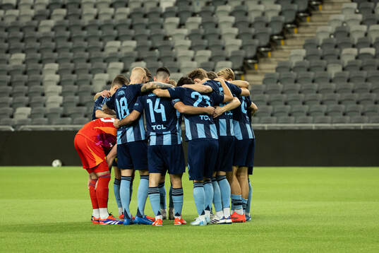 Djurgårdens spelare i en kram