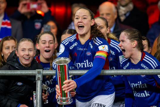 Janni Bøgild Thomsen and players of Vålerenga celebrate