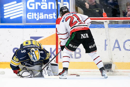 HV71s målvakt Frederik Dichow och Örebros Patrik Puistola