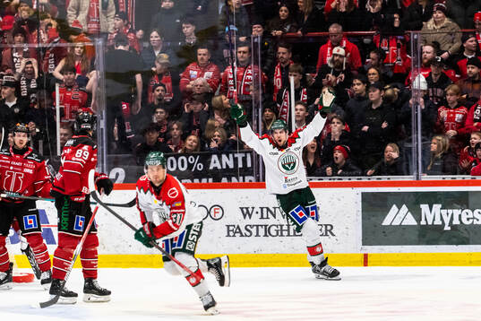 Frölundas Noah Hasa och Nicklas Lasu jublar vid 2-3