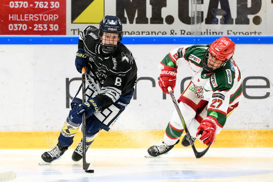 HV71s Hilda Svensson och Modos Alexie Guay