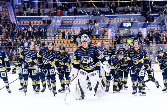 HV71s målvakt Olof Glifford jublar