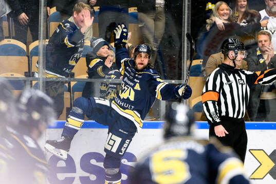 HV71s Joona Luoto jublar