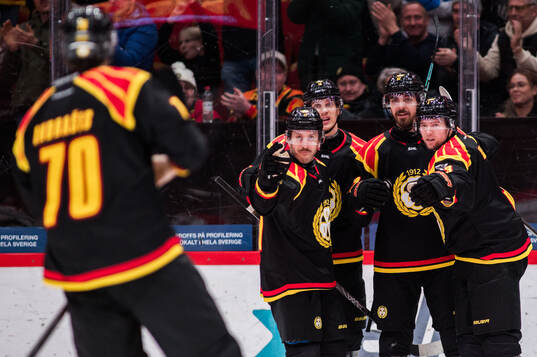 Brynäs Jack Kopacka jublar med lagkamrater