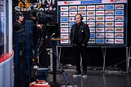 Brynäs tränare Niklas Gällstedt blir intervjuad av TV4