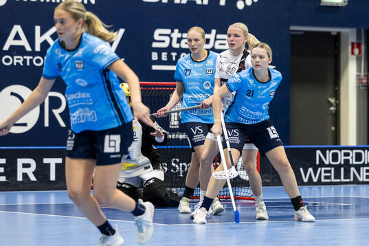 Warbergs Tova Pettersson och Ida Sundberg med KAIS Moras