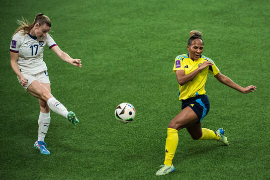 Allegra Poljak of Serbia and Madelen Janogy of Sweden