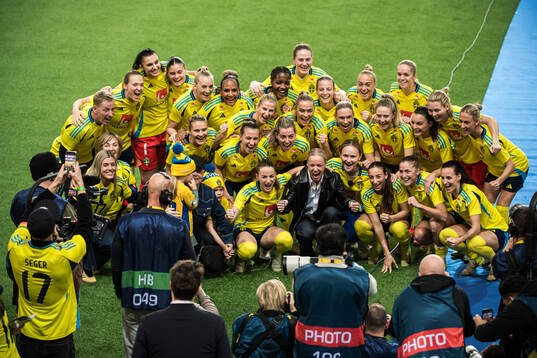 Players of Sweden and Caroline Seger