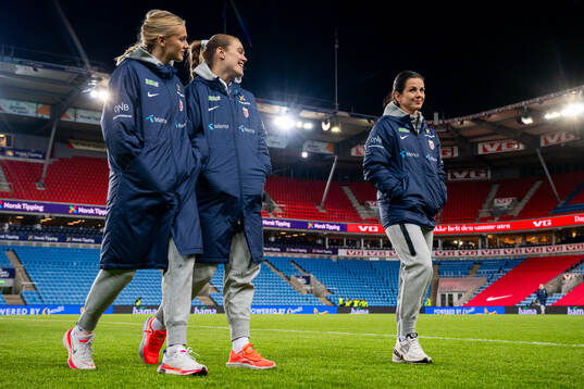 Goalkeeper Selma Panengstuen, Marthine Østenstad and Tuva
