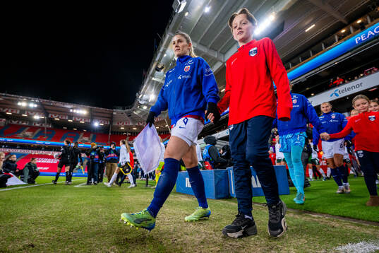 Maren Mjelde of Norway enters the pitch