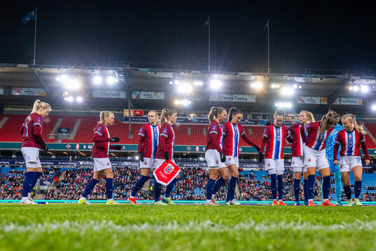 Maren Mjelde and players of Norway