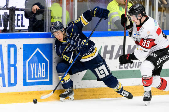 HV71s Jonathan Ang och Malmö Redhawks Lassi Thomson