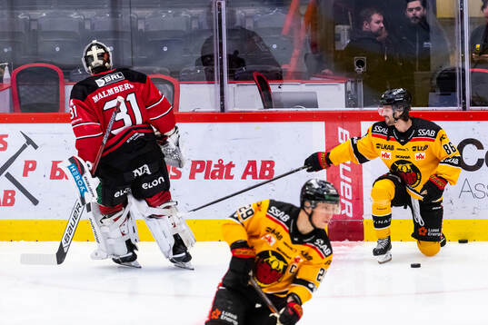 Luleås Mathias Bromé och Örebros målvakt Jonas Arntzen