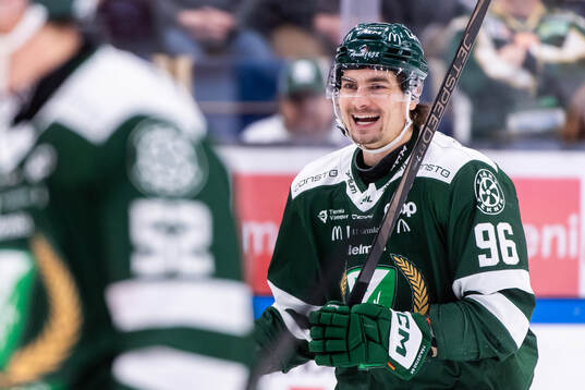 Färjestads David Tomasek jublar