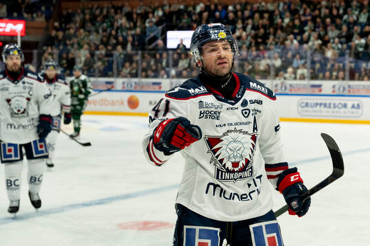 Linköpings Broc Little jublar över 2-1 målet