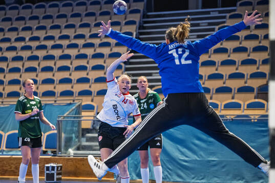 Heids Wilma Lindkvist mot Helsingborgs målvakt Stefanie