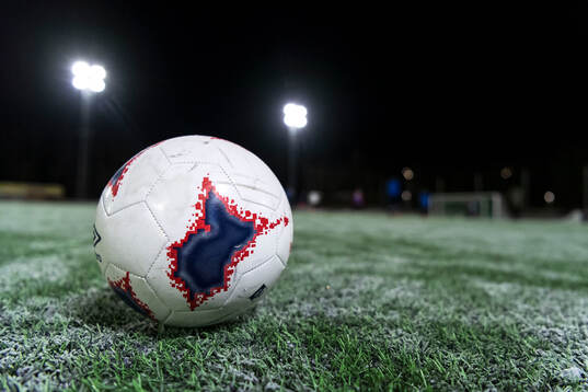 En fotboll på gräset