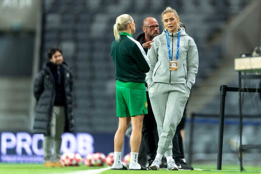 Jonna Andersson of Hammarby and Fridolina Rolfö of