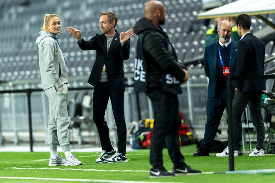 Fridolina Rolfö of Barcelona and head coach Martin