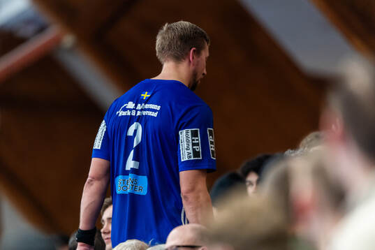 Ystad IFs Anton Månsson lämnar plan