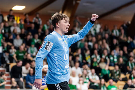 Ystad IFs målvakt Erik Hvenfelt jublar