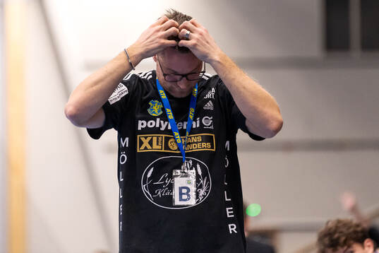 Ystad IFs tränare Oscar Carlén deppar