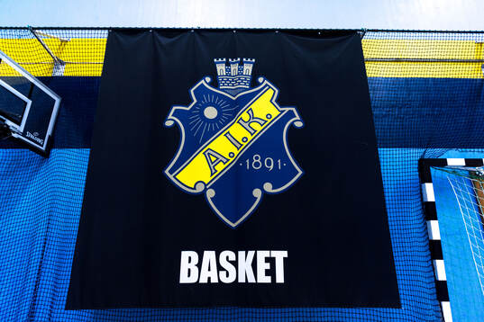 AIK Baskets logga i Vasalundshallen
