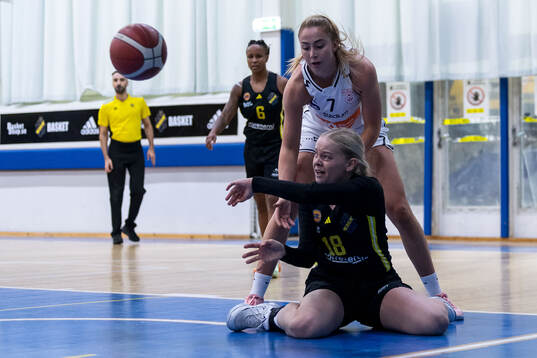 Högsbos Hanna Halilovic och AIKs Moa Erlandsson