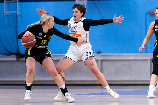 AIKs Moa Erlandsson och Högsbos Hannah Whitish
