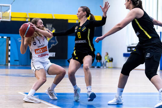 Högsbos Nikoline Sandbäck och AIKs Lotta Vesilouma