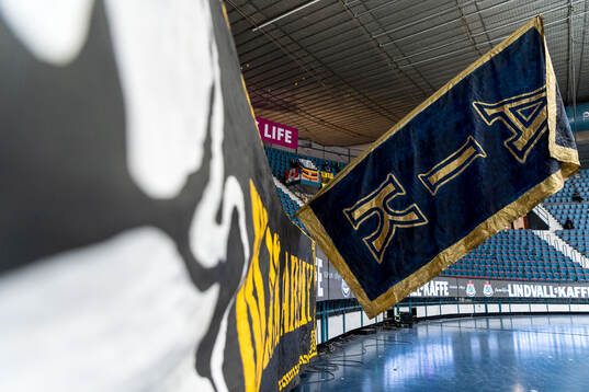 En AIK-flagga på läktaren