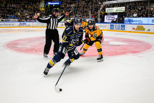 HV71s Jonathan Ang  och Luleås Erik Gustafsson