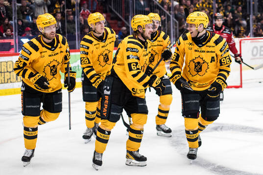 Skellefteås Oscar Lindberg jublar med lagkamrater