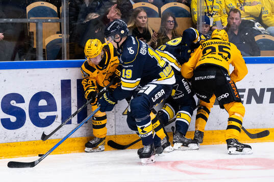 Skellefteås Jonathan Pudas och Pontus Johansson  mot HV71s