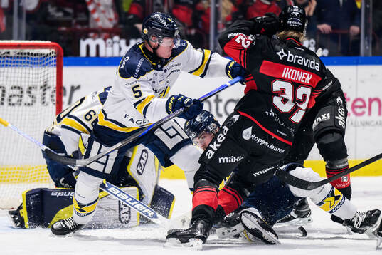 HV71s Victor Sjöholm och Malmö Redhawks Joona Ikonen