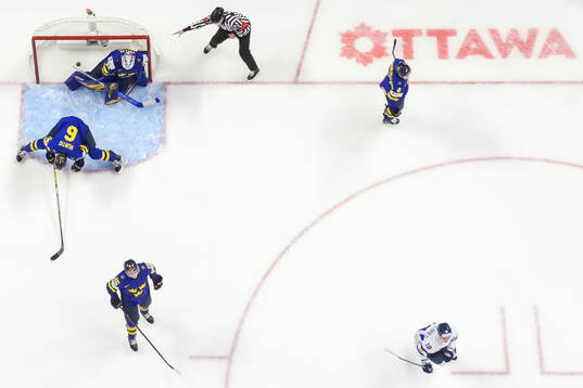 Axel Hurtig, goaltender Melker Thelin, David Edstrom and