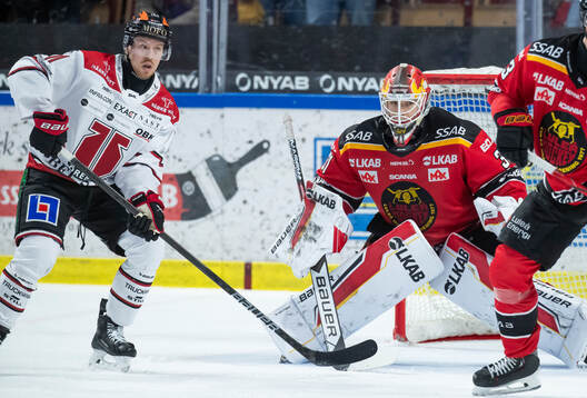 Örebros Kalle Kossila och Luleås målvakt Matteus Ward