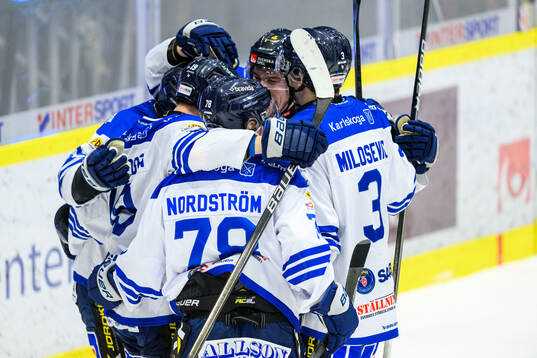 Karlskogas Andre Edvardsen Simen och lagkamrater jublar