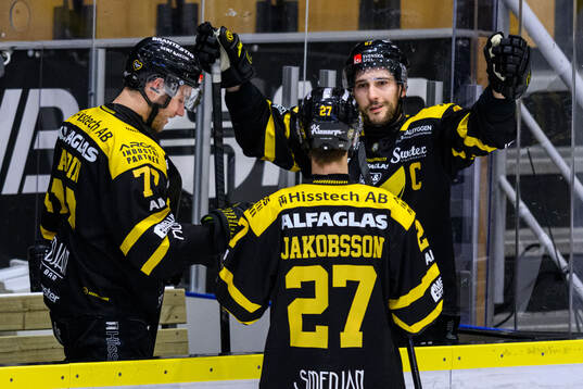 Västerås Konstantin Komarek jublar med Carl Jakobsson