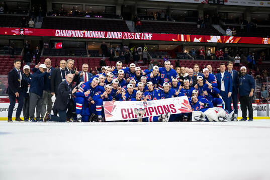 Players of USA celebrate with the trophy