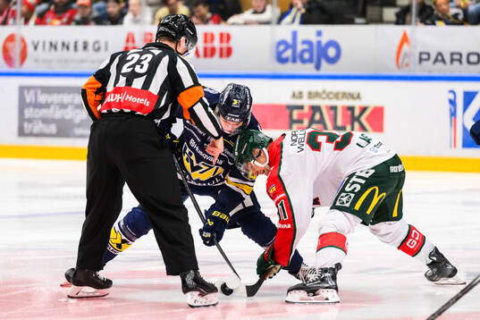 HV71s Oscar Fisker Molgaard och Frölundas Nicklas Lasu i