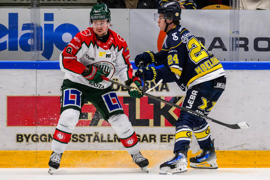 Frölundas Linus Weissbach och HV71s Oscar Fisker Molgaard
