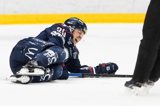 Linköpings Johan Johnsson har ont