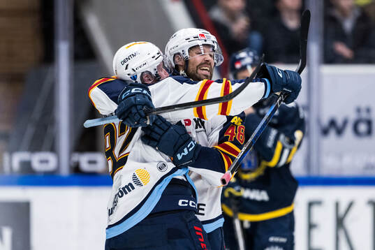 Djurgårdens Dick Axelsson och Colby Sissons jublar
