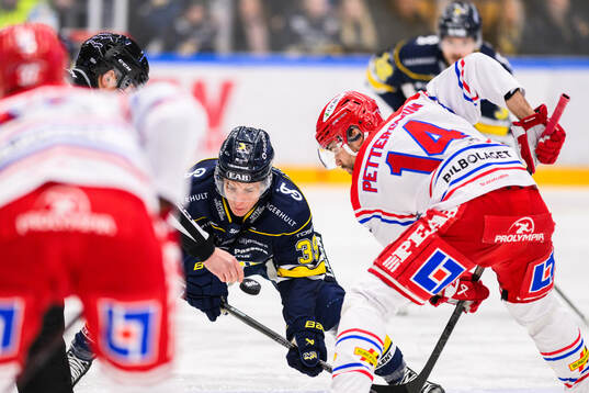 HV71s Jamiro Reber och Timrås Emil Pettersson