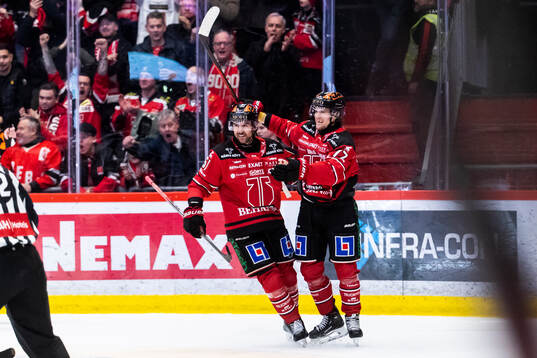 Örebros Ludvig Larsson och William Wikman jublar vid 1-1